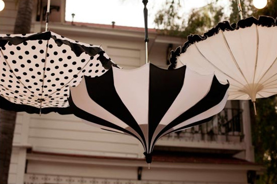 ps I LOVED these black and white umbrellas from this same wedding
