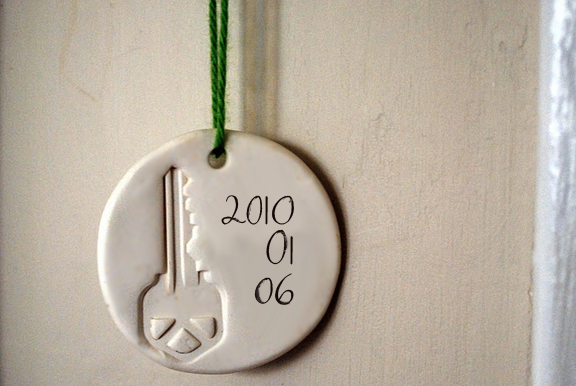 Make a commemorative housewarming ornament (via dollarstorecrafts.com)