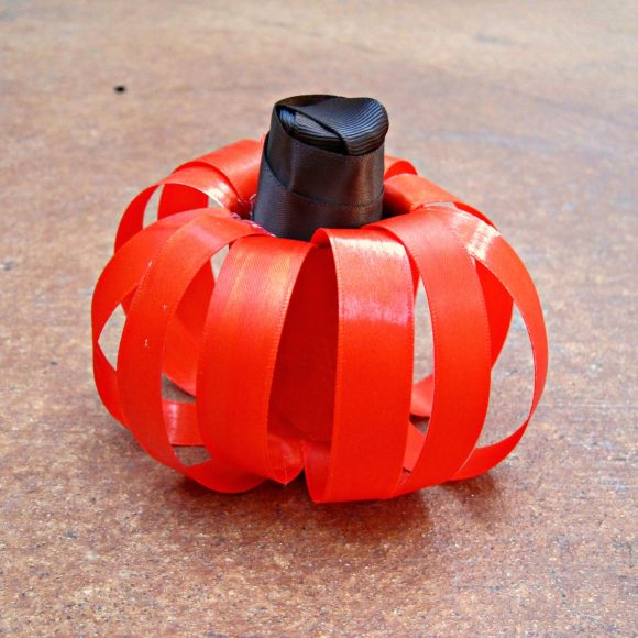 Tutorial: Ribbon pumpkin centerpiece (at dollarstorecrafts.com)