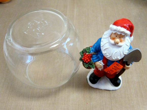 DIY Santa cloche (via dollarstorecrafts.com)