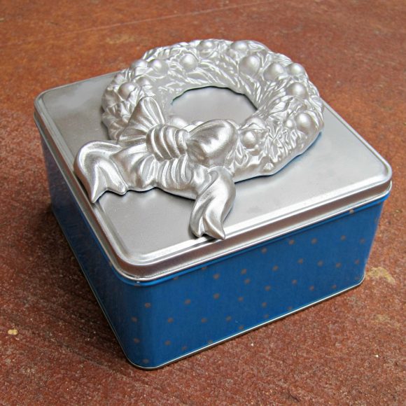 recycled holiday tin craft