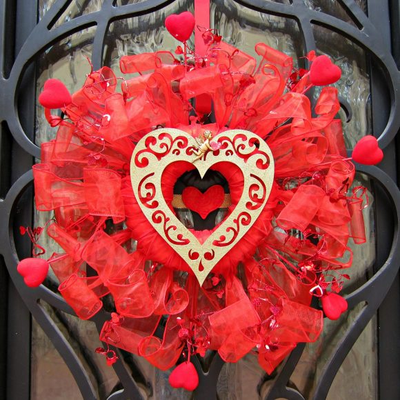 http://dollarstorecrafts.com/wp-content/uploads/2014/02/Valentine-Wreath-DIY-580x580.jpg