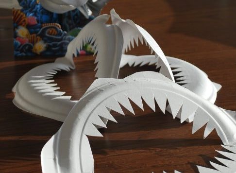 paper plate shark jaws