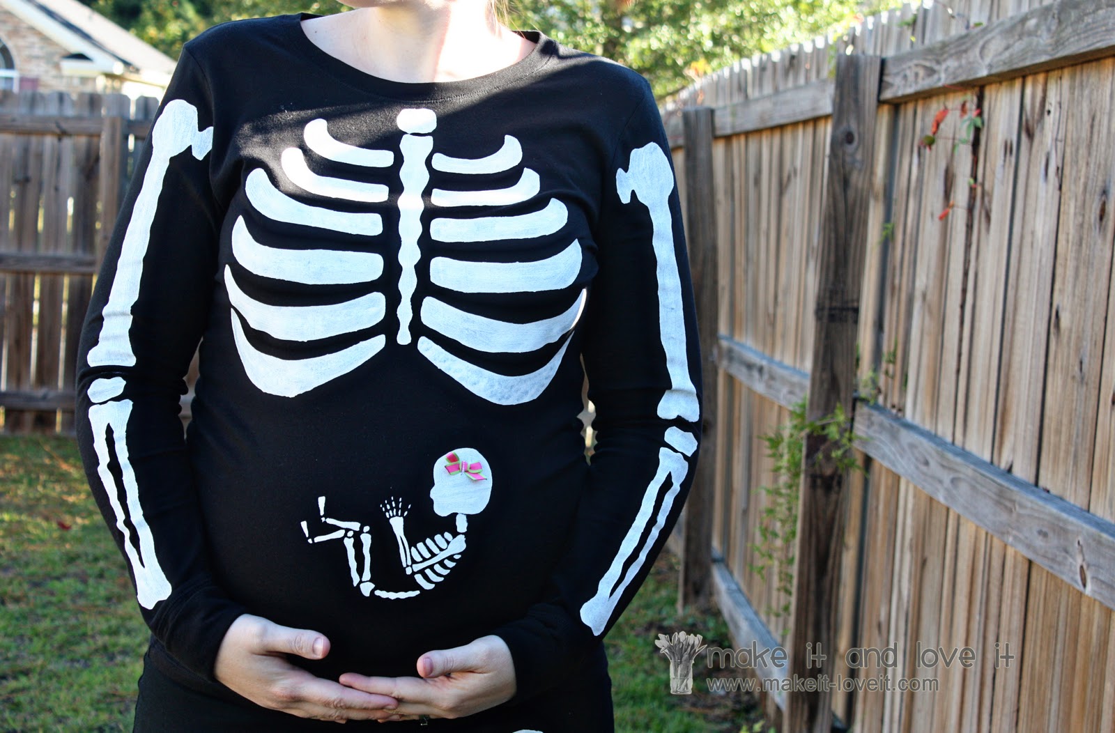 X-ray Skeleton Halloween baby with Tablet Pregnancy maternity T-shirt Costume 