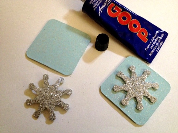 Tutorial: Make glittery chipboard ornaments (via dollarstorecrafts.com)