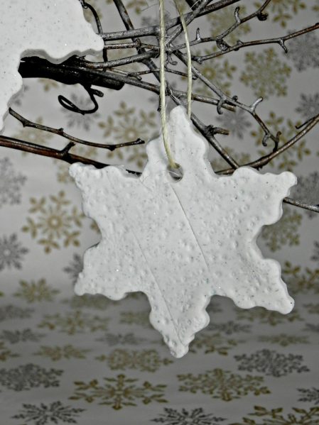 Tutorial: Glittered clay snowflake ornament (via dollarstorecrafts.com)
