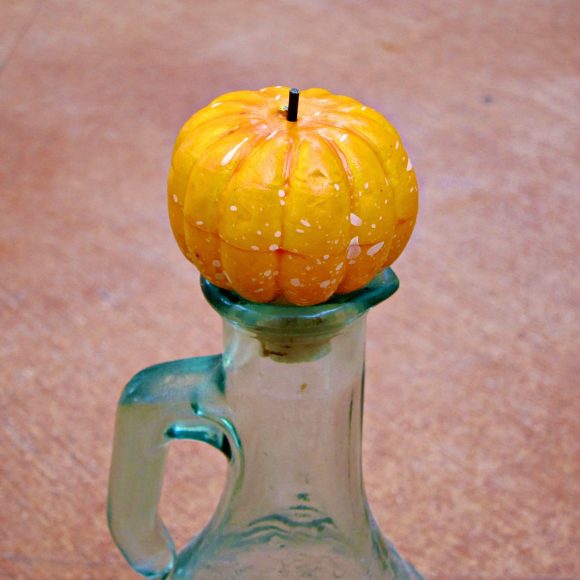 Tutorial: Decorative Cork Bottle Stopper (via dollarstorecrafts.com)