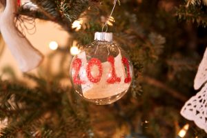 Make a Time Capsule Christmas Ornament (via dollarstorecrafts.com)