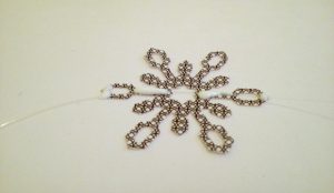 Tutorial: Recyled snowflake window garland