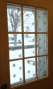 Tutorial: Recycled snowflake window garland