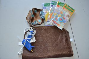 Tutorial: Placemat purse (and yo-yo maker and book giveaway)