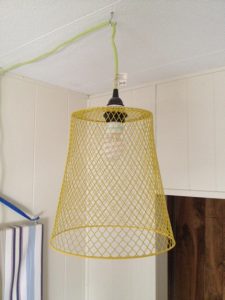 make a $1 lamp shade out of a dollar store trash can