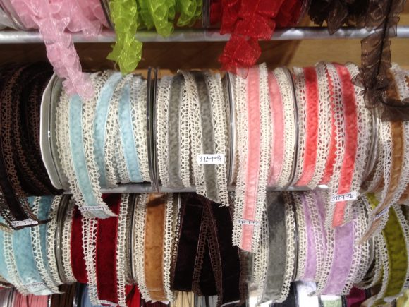 may arts ribbon - velvet with crocheted edge