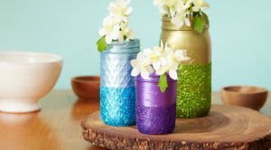 Decorating with mason jars: easy glittered mason jars