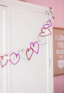 How to make an easy Valentine's Day pipe cleaner banner