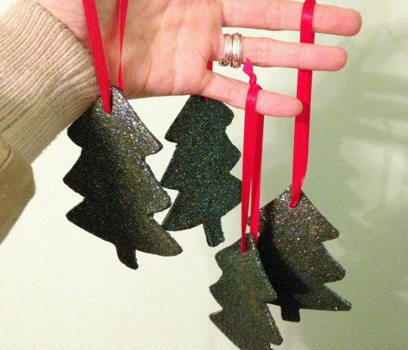 Can you guess the secret ingredient that gives these pretty cork Christmas tree ornaments their festive color?