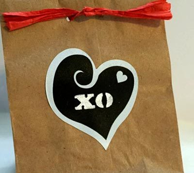 Easy Faux Chalk Valentine Treat Bags - Need to make lots of cute Valentine treat bags? Then you are probably also looking for an idea that is quick and easy - and this project fits the bill!