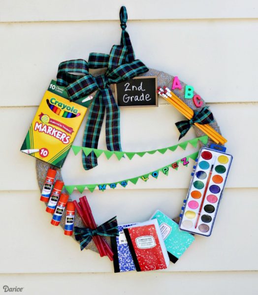 Cute teacher gift idea - a school supply wreath - cute classroom decor